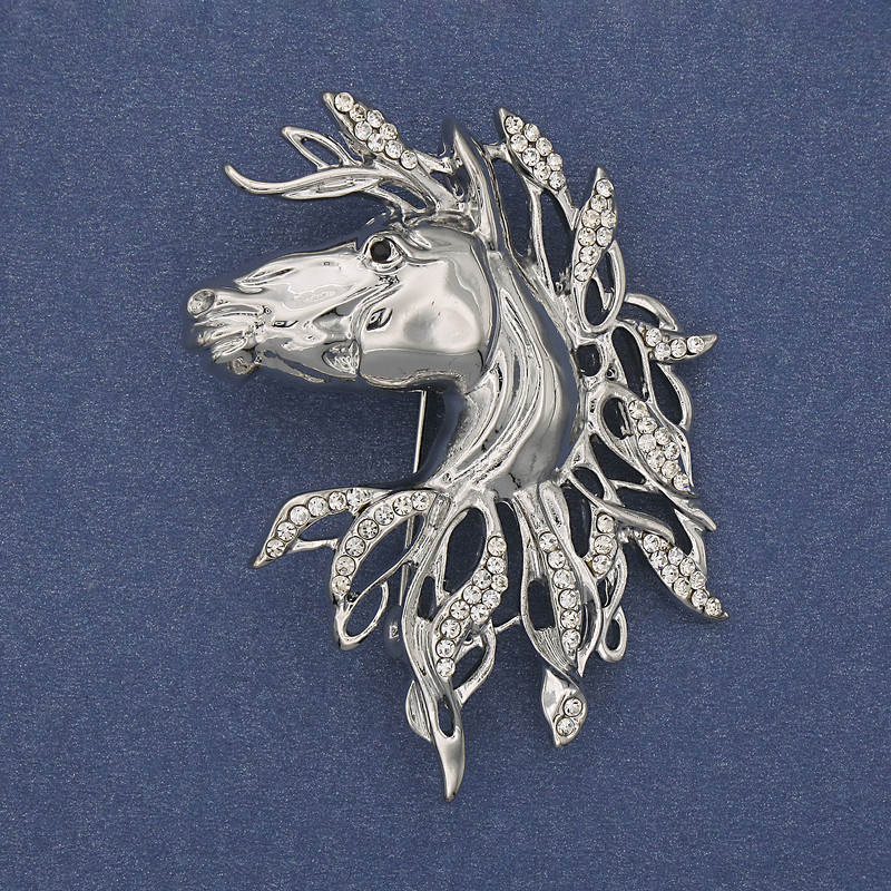 Broșă-pendință Cal alb, cu strasuri albe, metal argintiu, 54×41 mm+