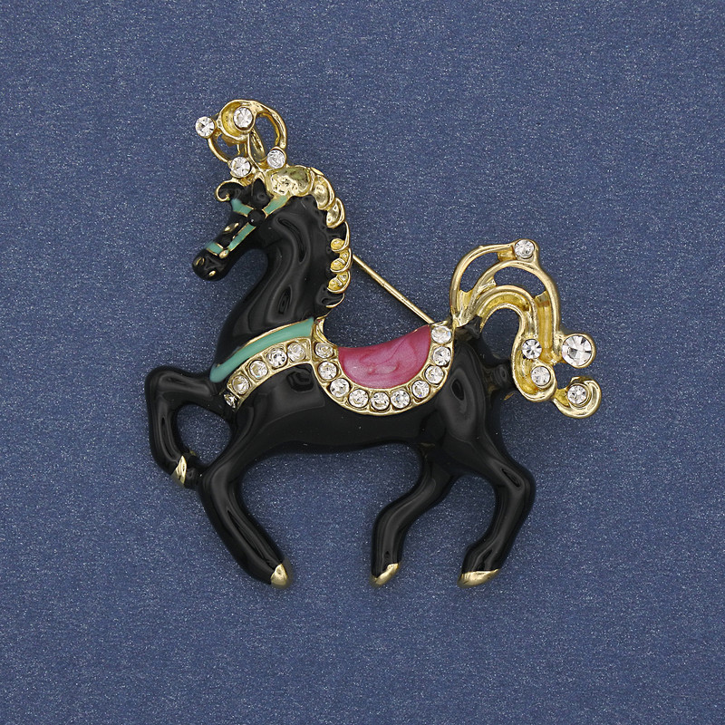 Broșă cal, email negru, strasuri albe, metal auriu 39×40 mm+
