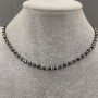 Choker din hematit cu fațete, mărgele cu diametrul de aproximativ 4 mm, bile tăiate de 2 mm, lungime 37 cm, închizătoare toggle cu pandantiv