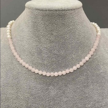 Choker din perle de râu, diametrul 5,5x5 mm +/- mărgele din cuarț roz de 4,5 mm +/- lungime 42 cm +/- închizătoare toggle cu pandantiv