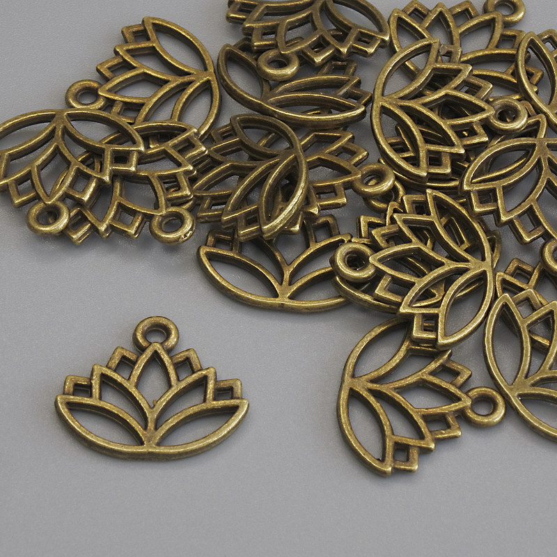Pandantiv Lotus, culoare bronz antic, diametrul 14×16 mm, ambalare 21 buc.