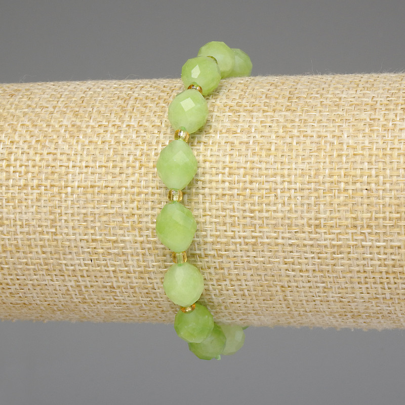 Brățară din crizolit/olivin – granule tăiate de aproximativ 9×8 mm, mărgele de aproximativ 3 mm, lungime 18 cm, elastice