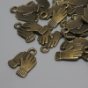 Pandantiv – Mănuși, culoare bronz metalic, diametru 19×13 mm, orificiu de prindere 2,3 mm, ambalaj 19 buc.