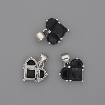 Pandantiv inimă cu cristale negre 12x12 mm (+/-), lungime 17 mm (+/-), din metal argintiu