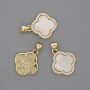 Pandantiv din sidef în formă de trifoi cu patru foi, cristale albe, 15x15 mm, lungime 22 mm, metal auriu