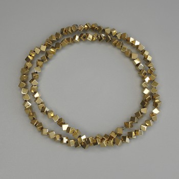 Mărgele din hematit, culoare aurie, cuburi cu gaură transversală 3×3 mm, pe șnur, lungime 38 cm