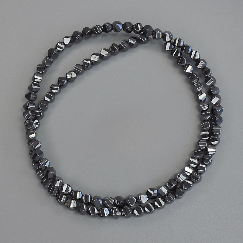 Mărgele de hematit romb 4×4 mm, pe fir, lungime 40 cm