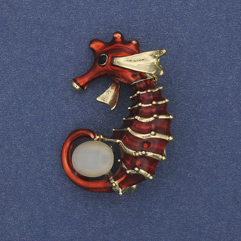 Broșă-pendentă Cal de mare, ochiul pisicii, email roșu, metal auriu, 37×27 mm