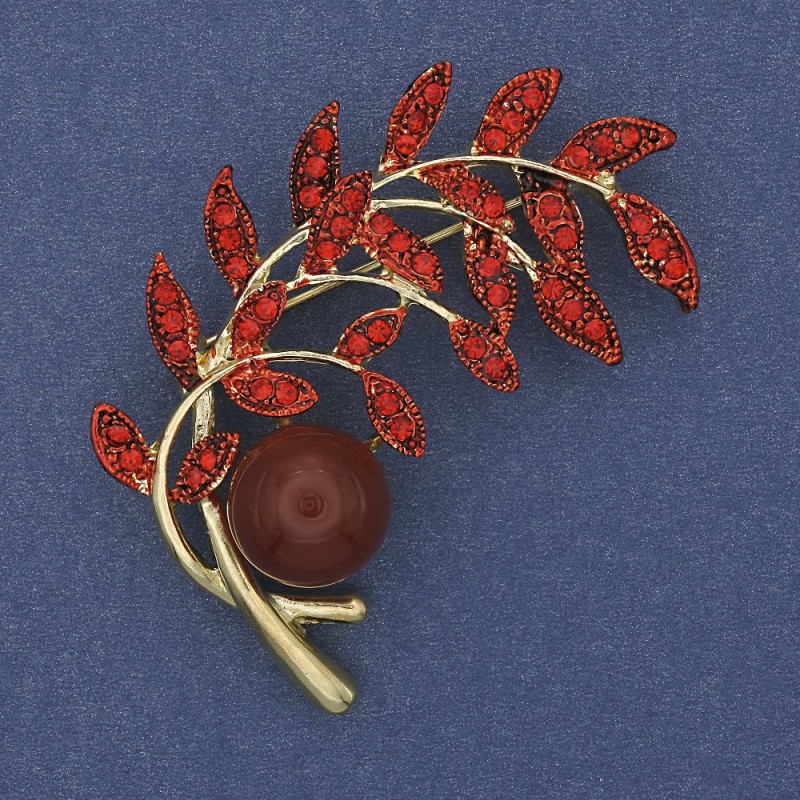 Broșă «Ramură» cu carneol, strasuri roșii, metal auriu, 54x46 mm +