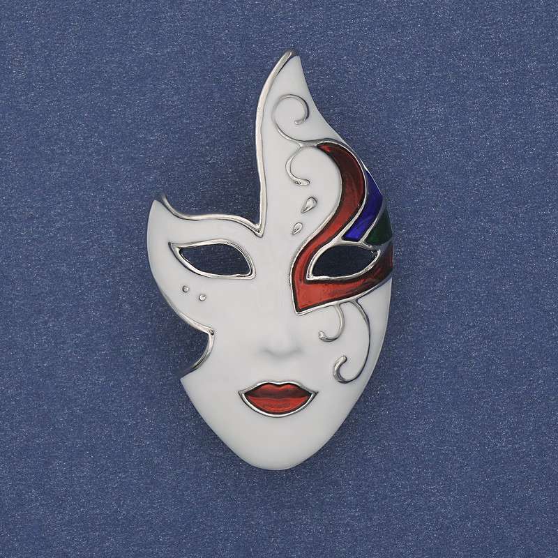 Broșă Masca albă, neagră, roșie, email, metal argintiu 40×23 mm+