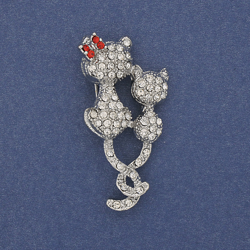 Broșă în formă de pisică, strasuri albe și roșii, metal argintiu, 43×25 mm+