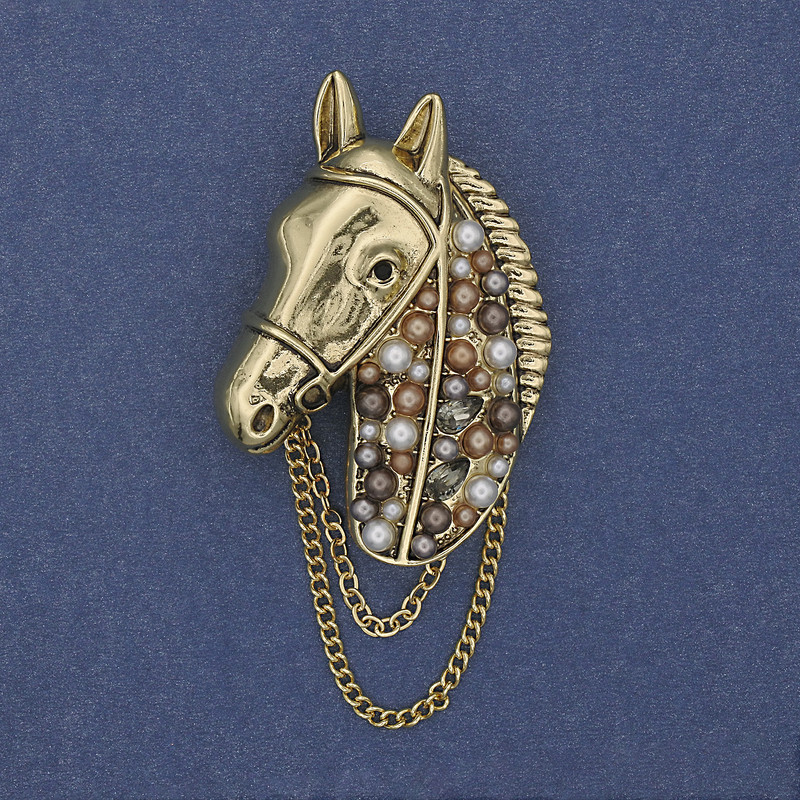 Broșă cal cu strasuri și perle, lanț auriu, metal 46x29 mm+