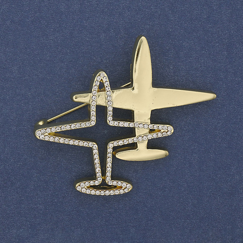 Broșă-pendulă în formă de avion «Avion» cu strasuri albe, metal auriu, 43×50 mm