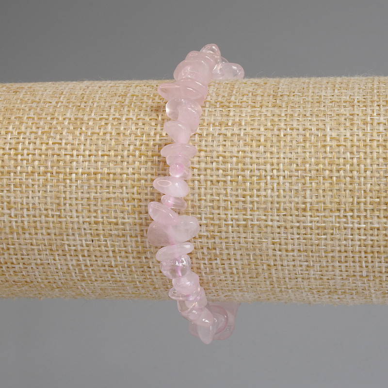 Brățară din cuarț roz – fragmente de 5–12×2–5 mm, lungime 18 cm, pe elastice