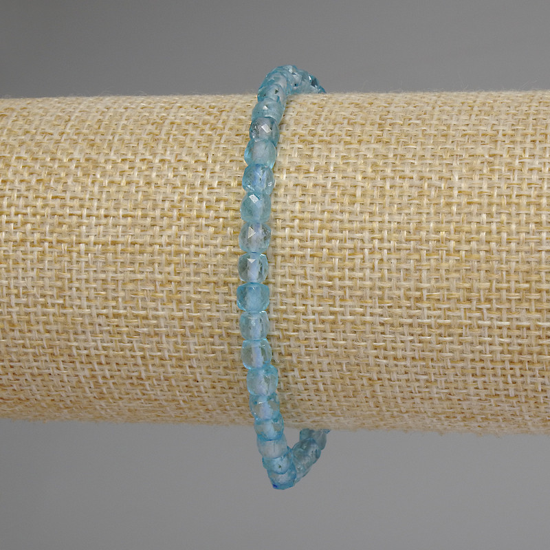 Brățară din topaz facetat, cu cuburi de 4x4 mm, lungime 18 cm, pe elastic