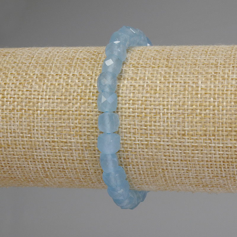 Brățară din acvamarin tăiat în cuburi, diametrul 7x7 mm, lungime 18 cm, extensibilă