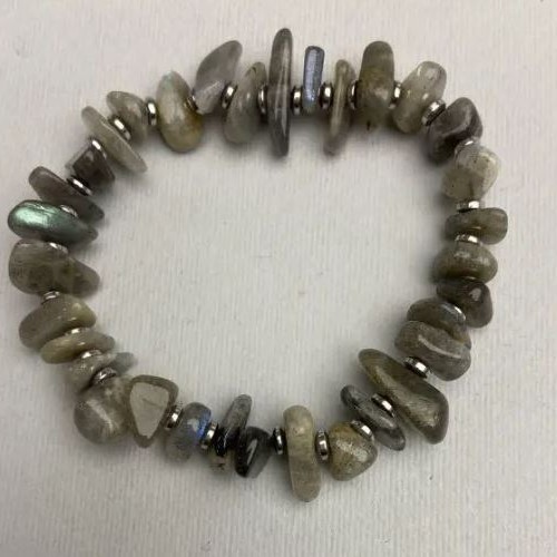 Brățară din labradorit – fragmente 10-15×2-7 mm, cu inserții metalice, lungime 18 cm, elastică