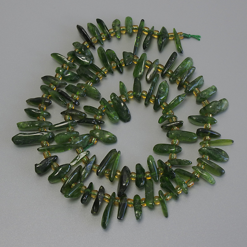 Mărgele de diopsid mărunțite, diametru 11–15×1–2, 5 mm ±, mărgele de 3 mm ±, lungime 39 m ± pe șnur
