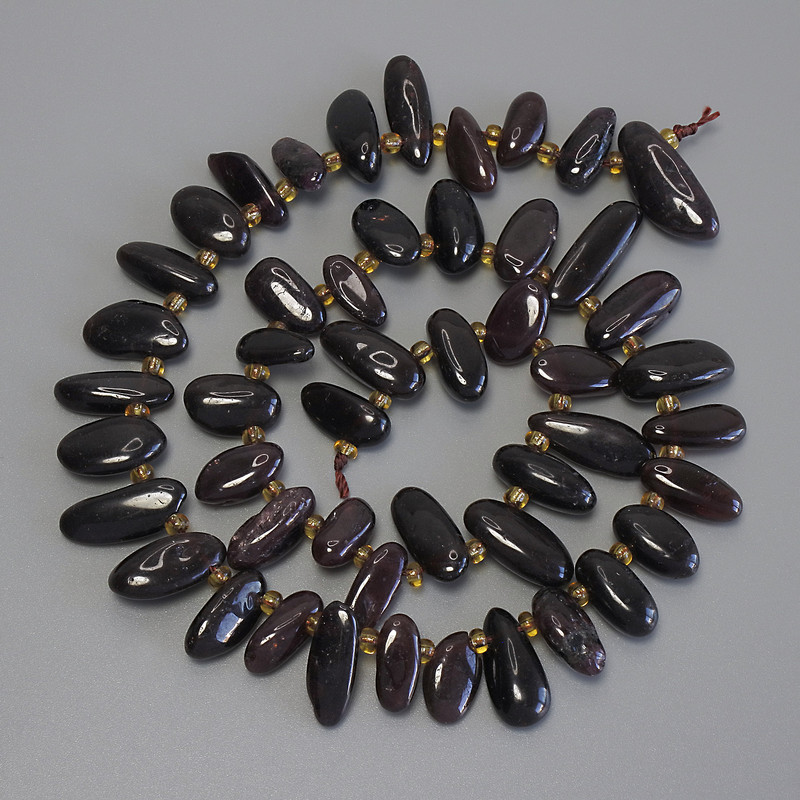 Mărgele din granat, fragment în formă de fluture, diametru 12–16×6–8 mm, mărgele de 3 mm, lungime aproximativ 39 cm, pe șnur