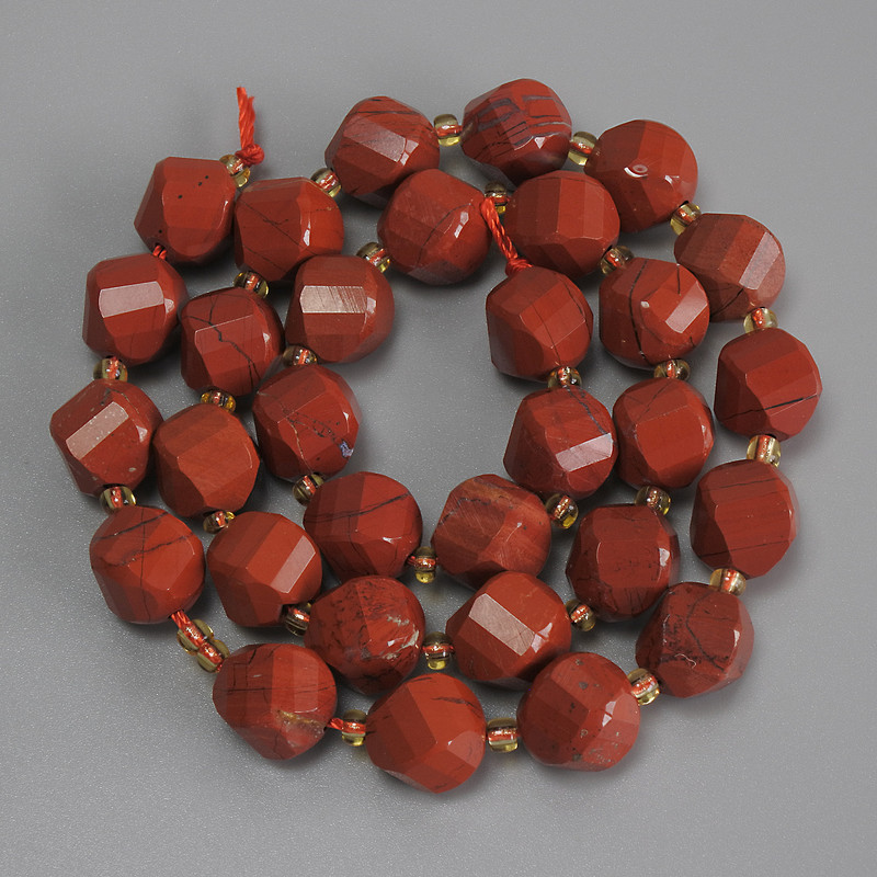 Mărgele din jasper roșu, formă de romb, fațetate, diametrul 10×9 mm ±, mărgele de 3 mm ±, lungime 39 cm ±, pe fir