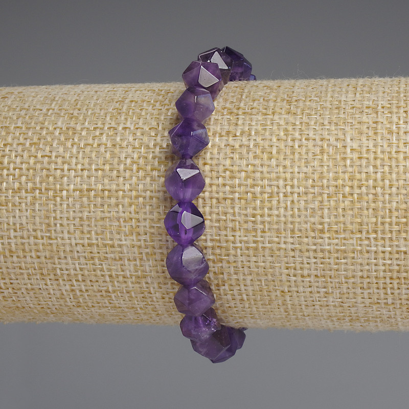 Brățară din ametist, cu fețe multifacetate, diametru 8×7 mm, lungime 18 cm, pe bandă elastică