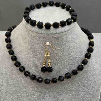 Set de bijuterii choker, brățară și cercei din turmalin cubic de 6,5×6,5 mm + hematit cubic de 2,5×2,5 mm