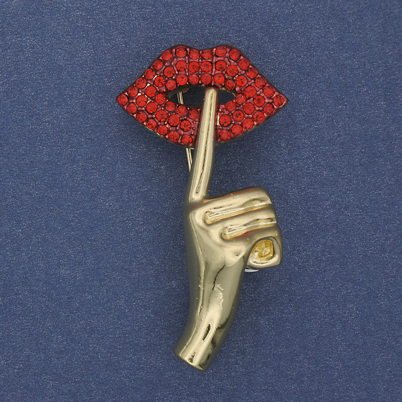 Broșă Accent cu strasuri roșii, metal auriu 45×24 mm+
