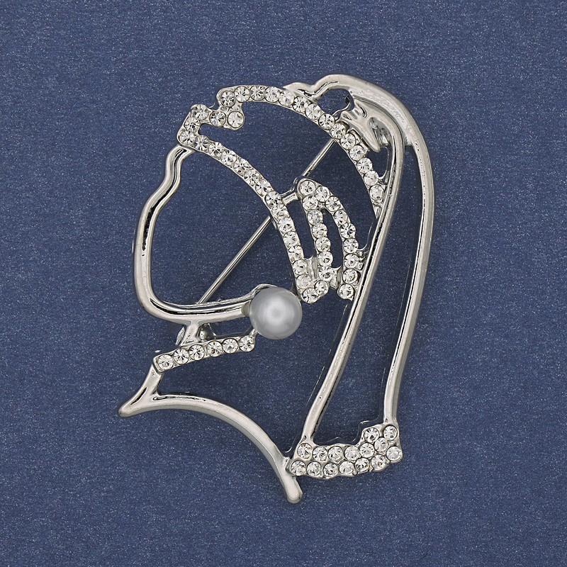 Broșă „Fata cu cercei de perlă”, perle albe, strasuri albe, metal argintiu, 39×29mm+