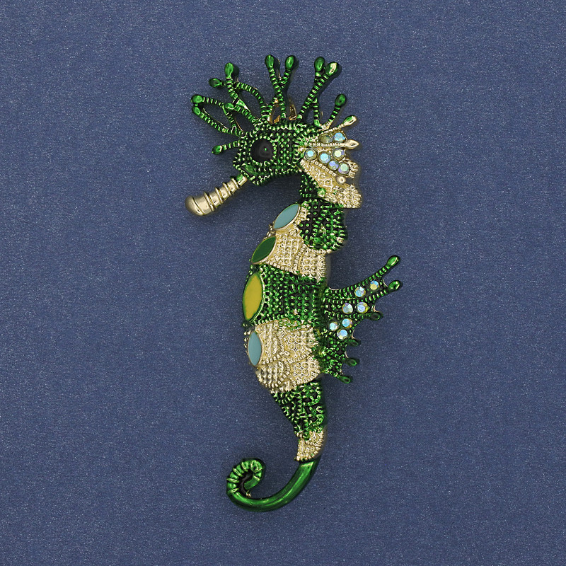 Broșă-pendulă Cal de mare, cristale colorate, email verde și auriu, metal auriu, 63×31 mm+