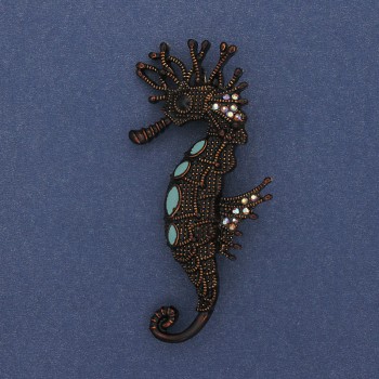 Broșă-pendent Cal marin cu strasuri colorate, email maro, metal auriu 63×31 mm+