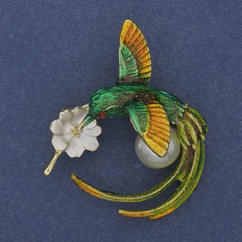 Broșă Colibri verde, galben și argintiu email, perlă, metal auriu 35×43 mm +