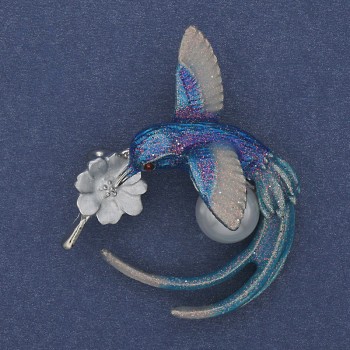 Broșă Colibri albastru deschis și argintiu, email, perlă, metal argintiu 35x43 mm