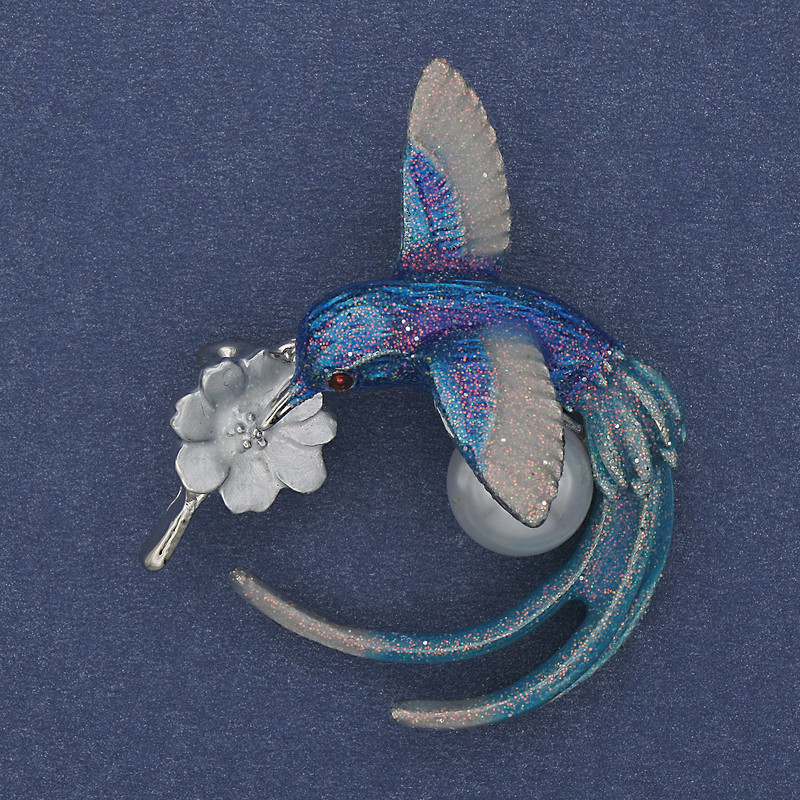 Broșă Colibri albastru deschis și argintiu, email, perlă, metal argintiu 35x43 mm
