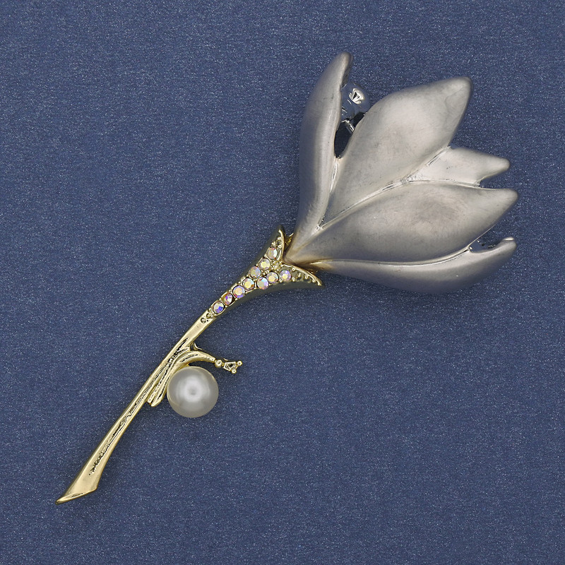 Broșă-pendulă «Floare», email argintiu, perlă, strasuri, metal auriu, 29x64mm+