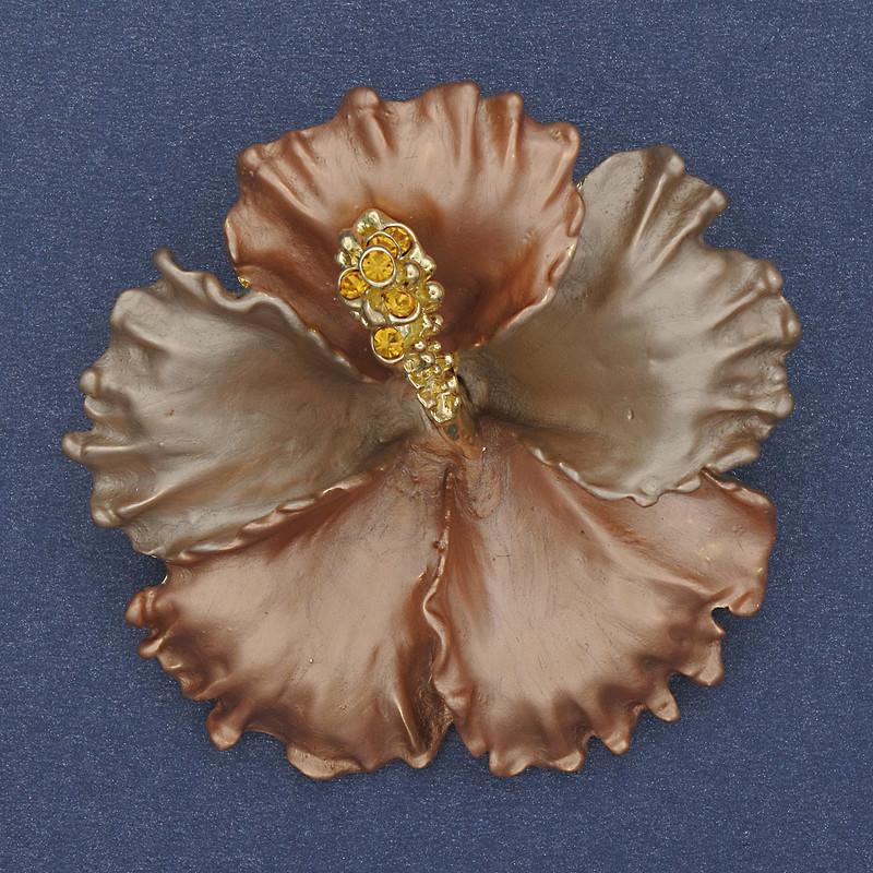 Broșă-pendentă Floare de petunie, email mat, strasuri galbene, metal auriu 51×51 mm+