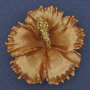 Broșă cu pandantiv în formă de floare de petunie, email mat, strasuri galbene, metal auriu, 51×51 mm+