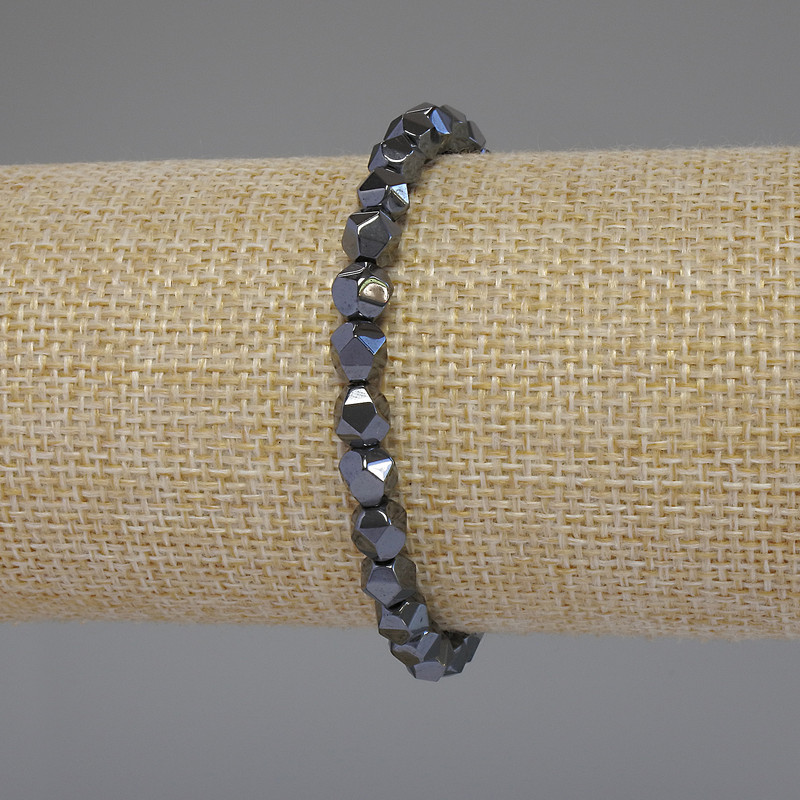 Brățară din hematit cu fețe multfacetate, diametrul aproximativ 6×5 mm, lungime 18 cm, pe bază elastică