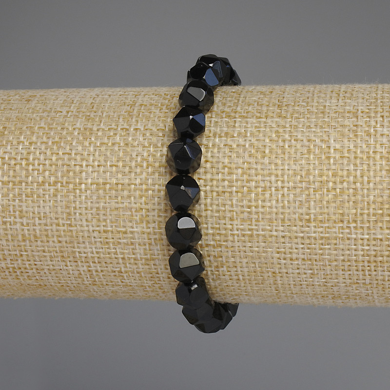 Brățară neagră din onix, cu mărgele multifacetate, diametrul aproximativ 8x7 mm, lungime 18 mm, pe bandă elastică