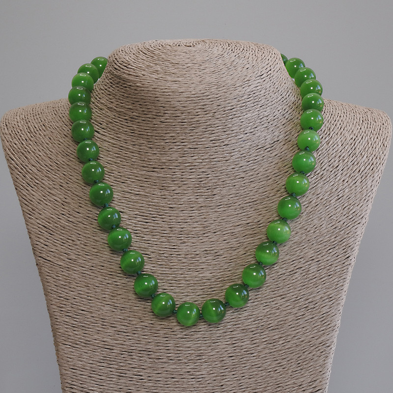 Colier verde cu ochi de pisică, bile netede, diametrul de 12 mm, lungime 50 cm, cu închizătoare