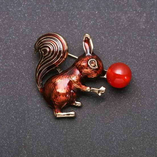 Broșă veveriță cu carneol, email, culoare maro, metal auriu, 35×40 mm