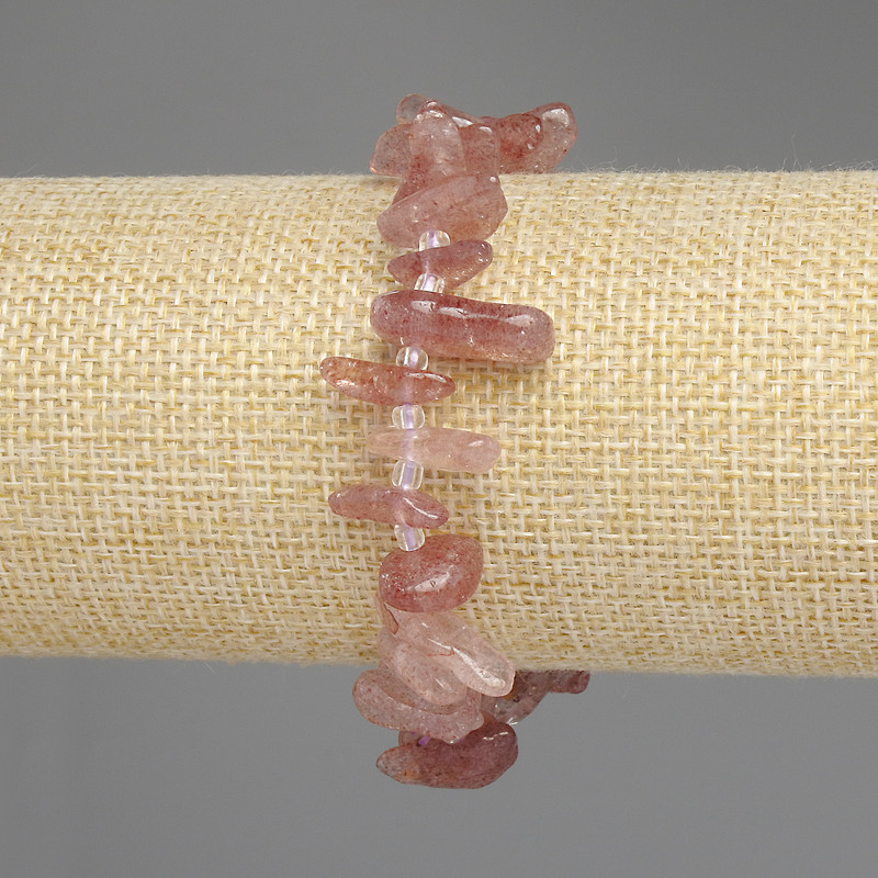 Brățară din fragmente de cuarț căpșună, diametrul 10–14×3–5 mm +/-, mărgele de 3 mm +/-, lungime 18 cm +/- pe bază elastică
