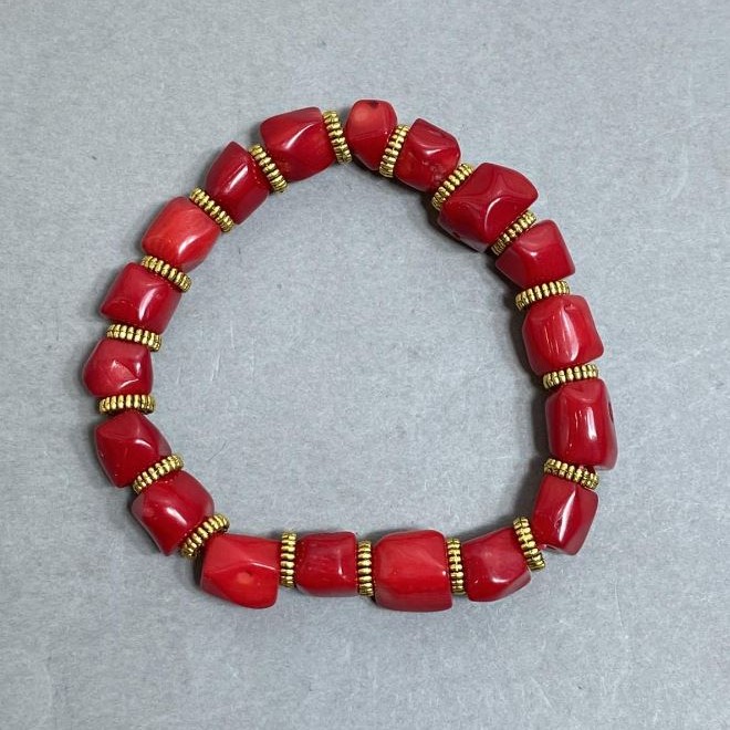 Brățară din coral tăiat cu inserții metalice, 8-9×7-11 mm, cu lungime 18 mm, elastică
