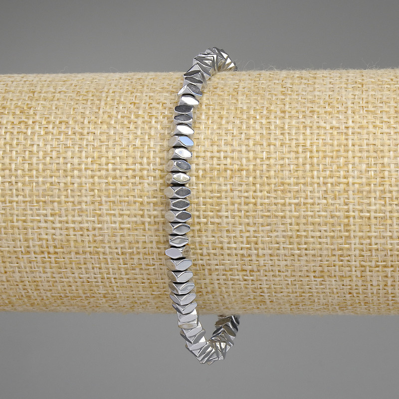 Brățară din hematit, culoare argintie, rondelle pătrate fațetate 4x2 mm, lungime aproximativă 18 cm, elastic