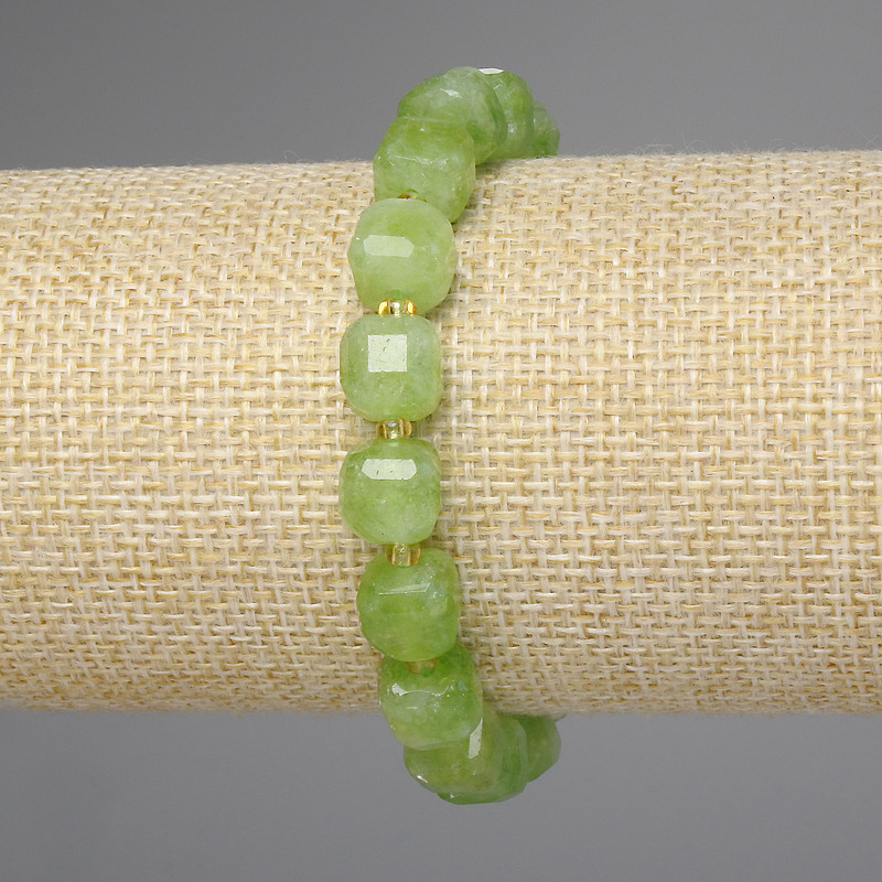 Brățară cu hrizolit olivin, cuburi facetate, diametrul 8,5×8,5 mm, mărgele de 3 mm, lungime 18 cm, pe elastic