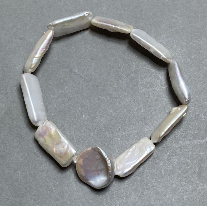 Brățară cu perle baroce 20–23×10–16 mm, lungime 18 cm, elastică