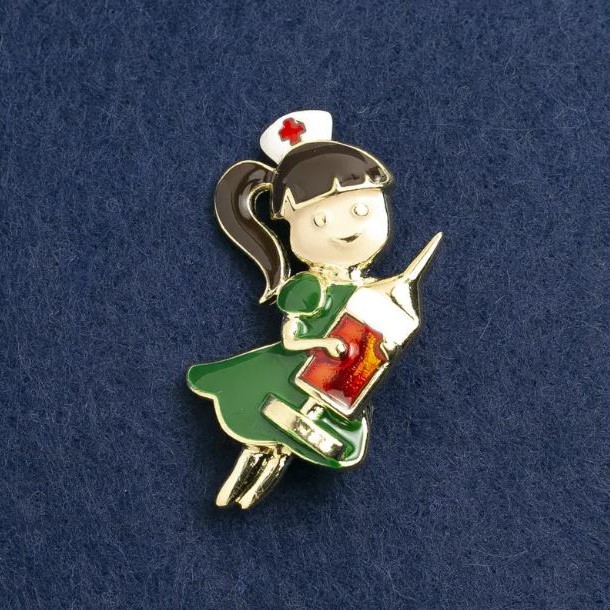 Broșă Asistentă Medicală email verde și roșu, metal auriu 44×25 mm