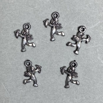 REDUCERE! Ambalaj 0,5 kg Furnitură pandantiv Cupidon din plastic, culoare argintiu închis, dimensiuni 17x14x2 mm ± gaură, diametrul 2 mm