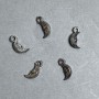 LICITAȚIE! Pandantiv Lună din plastic, culoare argintiu închis, dimensiuni 15x7, 5x4, 5 mm ± gaură, diametru 2 mm ± ambalare 0,5 kg