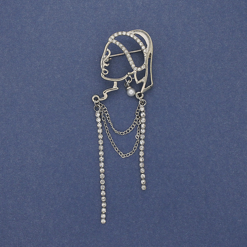 Broșă «Fata cu cercel din perlă» cu strasuri albe, metal argintiu 85×24 mm+