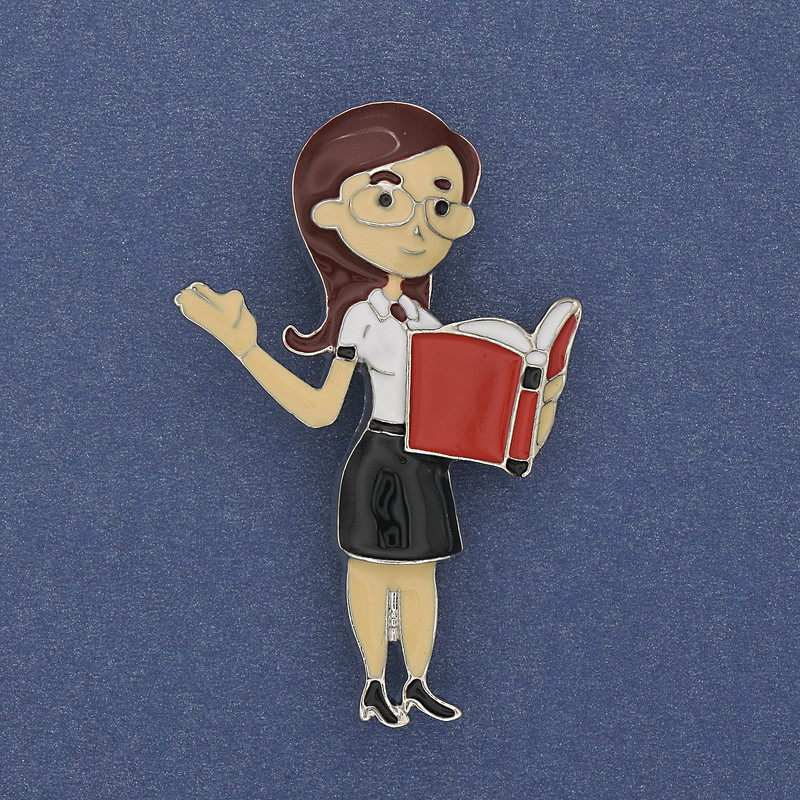 Broșă profesoară, email colorat, metal argintiu 52×33 mm+